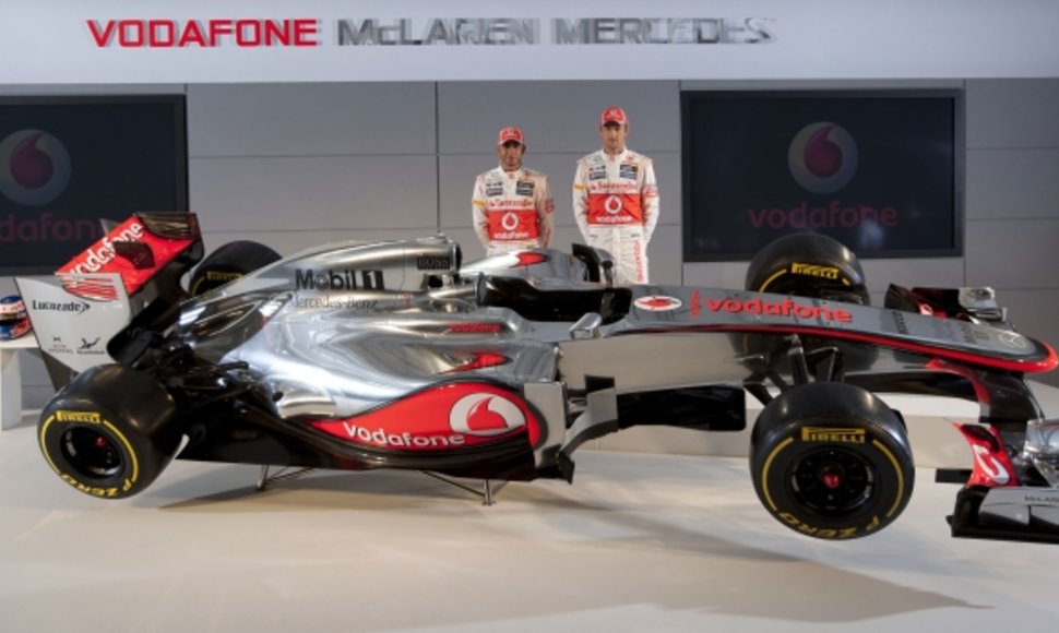 „McLaren“ pilotai Lewisas Hamiltonas ir Jensonas Buttonas „McLaren MP4-27“ bolido pristatyme