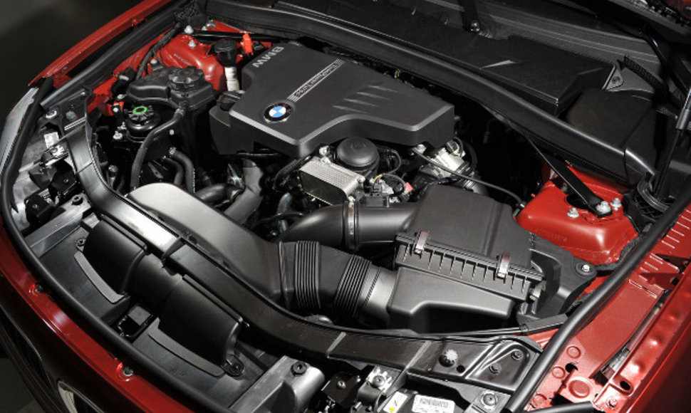 BMW: 4 cilindrai ir 240 AG