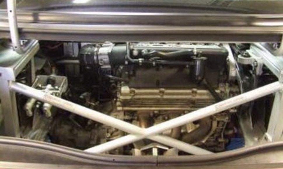 Dviejų varikliu „Alfa Romeo GTV“