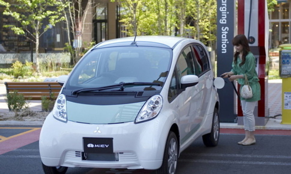 „Mitsubishi“ įrengs 250 elektromobilių įkrovimo stotelių Estijoje
