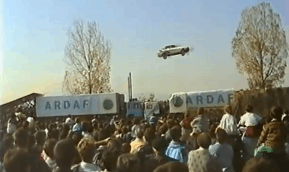 Nepavykęs šuolis su automobiliu nuo tramplino