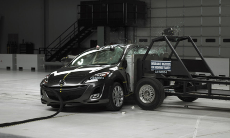 IIHS atliktas naujosios „Mazda 3“ saugumo testas