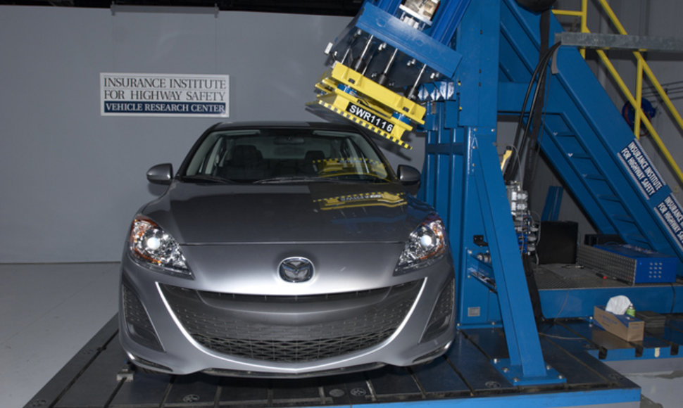 IIHS atliktas naujosios „Mazda 3“ saugumo testas