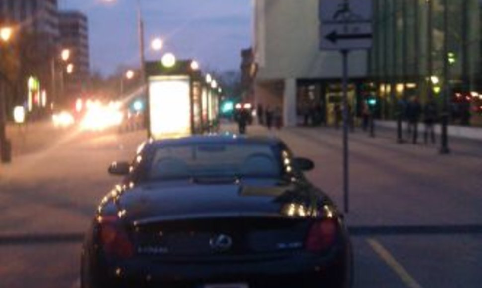 „Lexus SC“ prie kino teatro