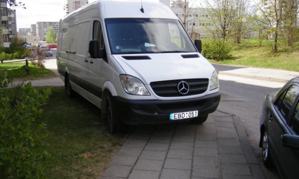 „Mercedes-Benz“ ant šaligatvio