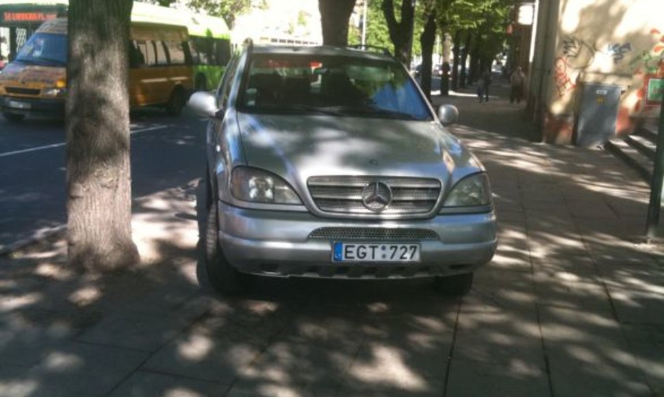 „Mercedes“ gali parkuotis ir ant šaligatvio