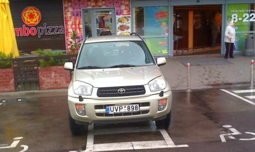 „Toyota RAV-4“ dvejose neįgaliųjų vietose