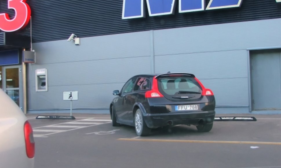 „Neįgalusis“ „Volvo“ Kaune prie „Maxima Bazė“ parduotuvės