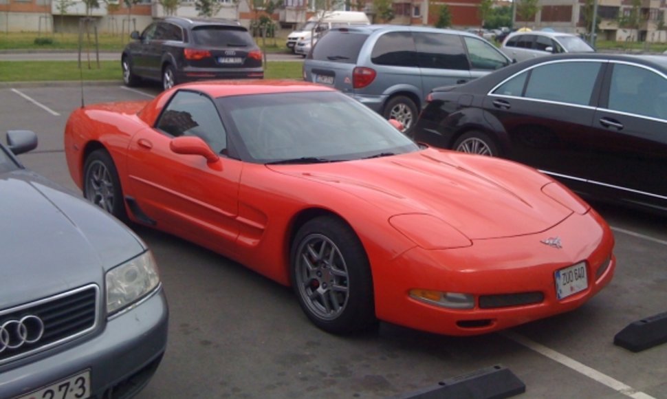 „Chevrolet Corvette“ prie prekybos centro