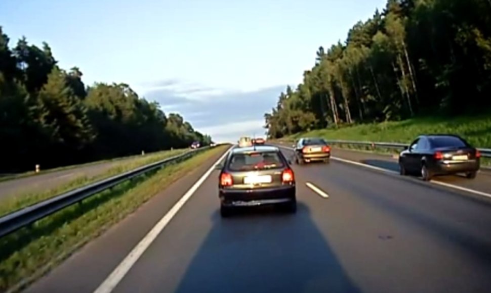 „Audi A6“ lenkimas per šalikelę