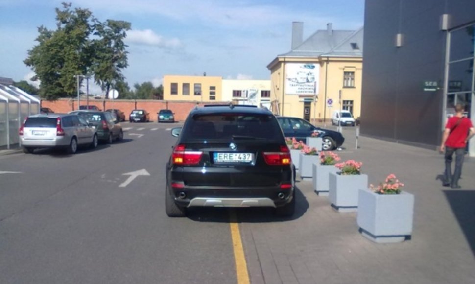 Ne vietoje pastatytas BMW X5