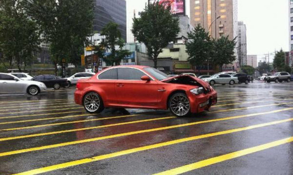 BMW 1M avarija Korėjoje