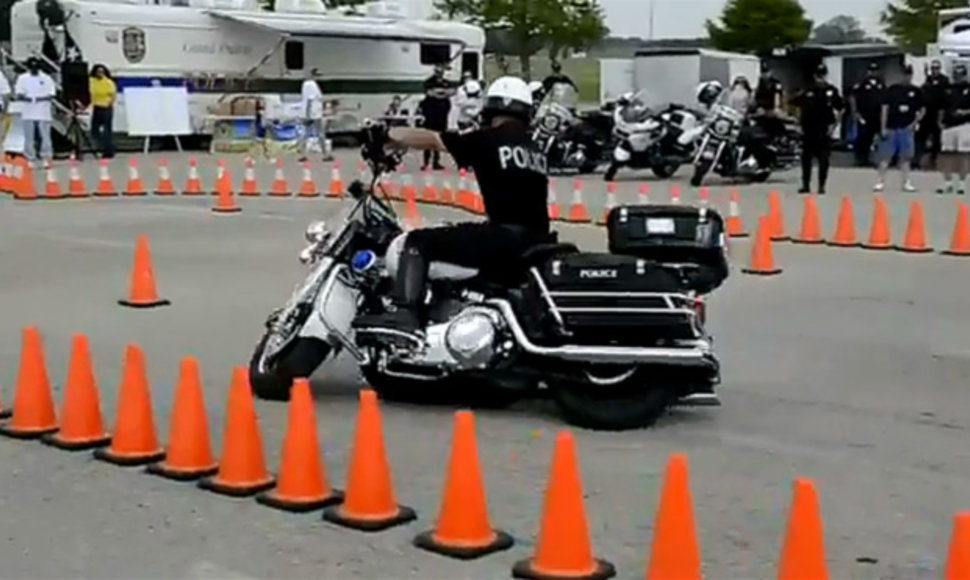 Policininkas su „Harley-Davidson“ motociklu