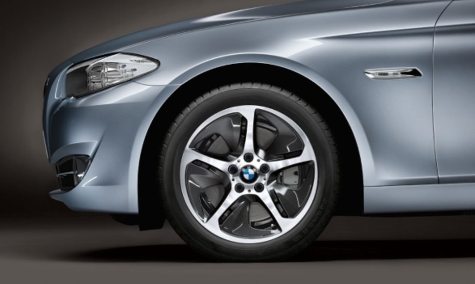 BMW 5 su „ActiveHybrid“ technologija