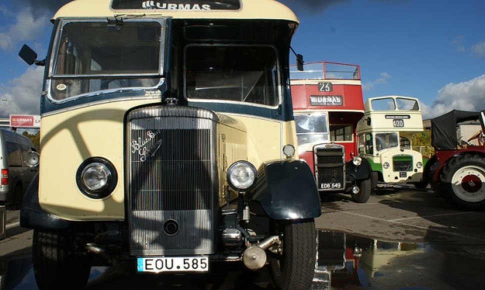 Senovinių angliškų autobusų paroda senturgyje