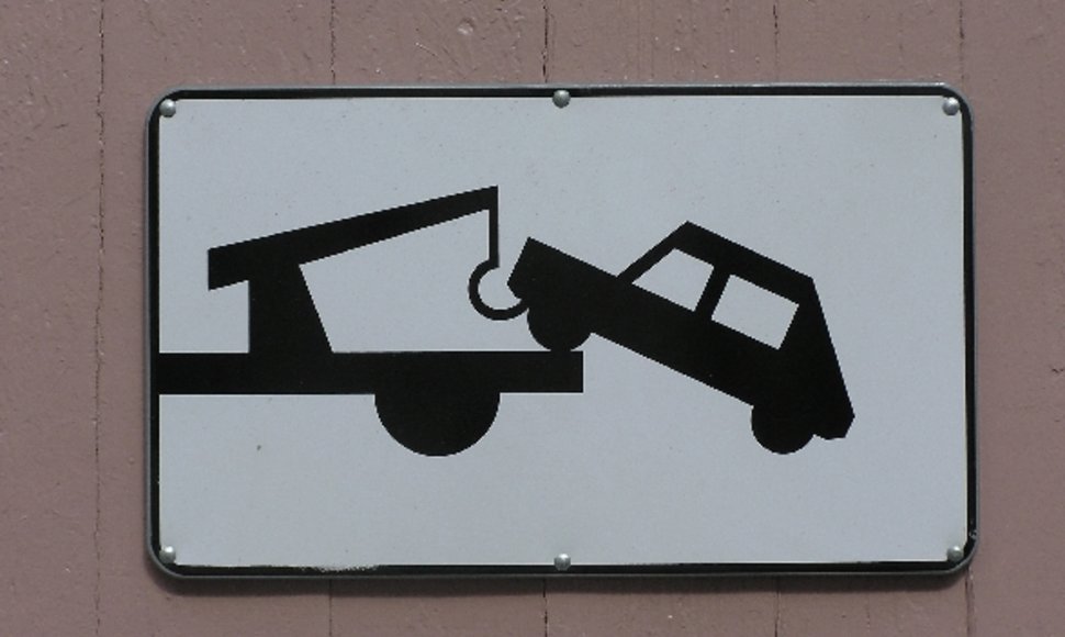 Kelio ženklas „Už neteisingą stovėjimą nutempiamas automobilis“