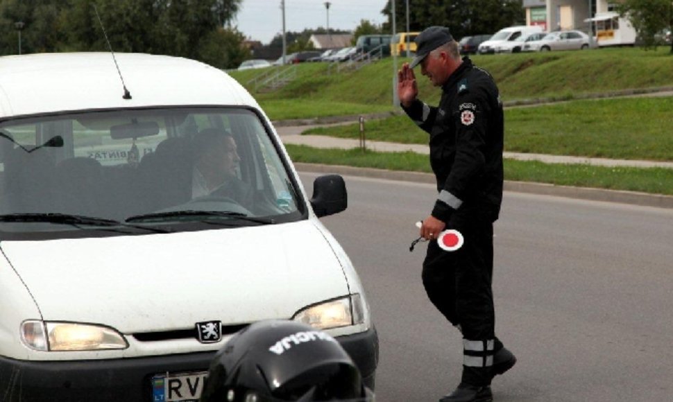 Policijos pareigūnas stabdo transporto priemonę
