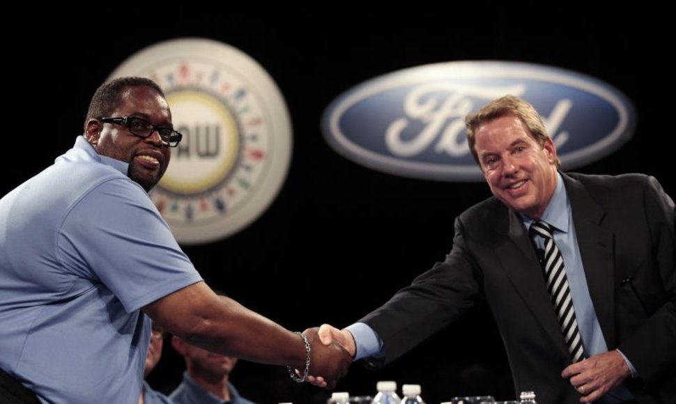 Automobilių darbuotojų asociacijos viceprezidentas Jimmy Settlesas (kairėje) ir „Ford“ valdybos pirmininkas Billas Fordas