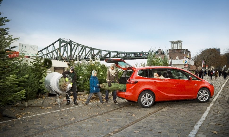 Į „Opel“ automobilius telpa ir Kalėdinė eglutė