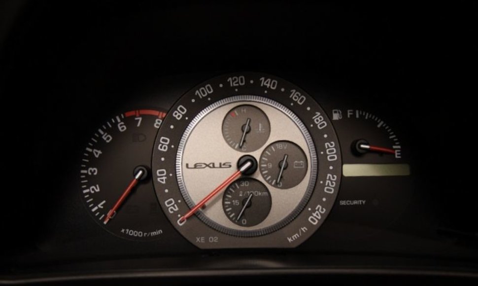 „Lexus IS200“ prietaisų skydelis