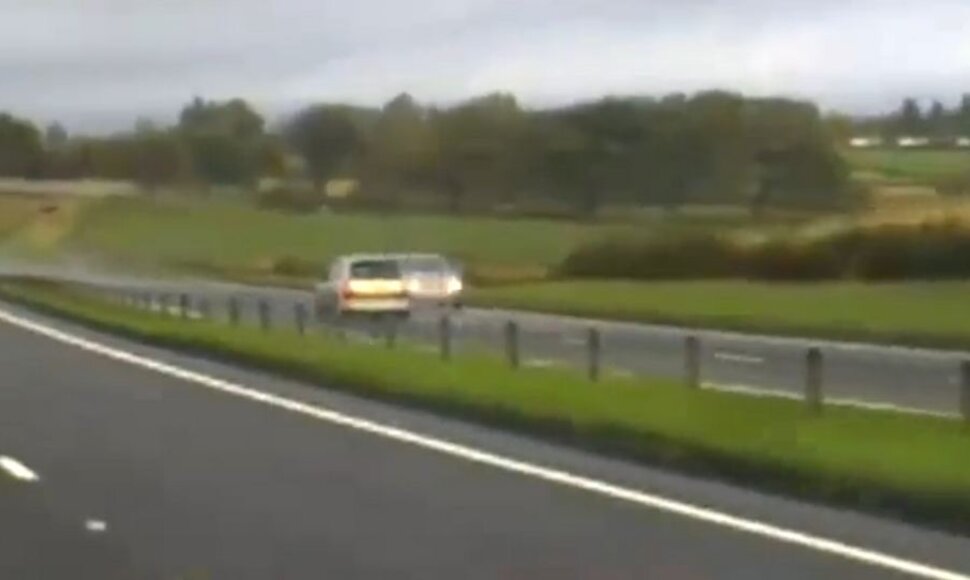 Prie&scaron; eismą važiuojantis &bdquo;Renault&ldquo;