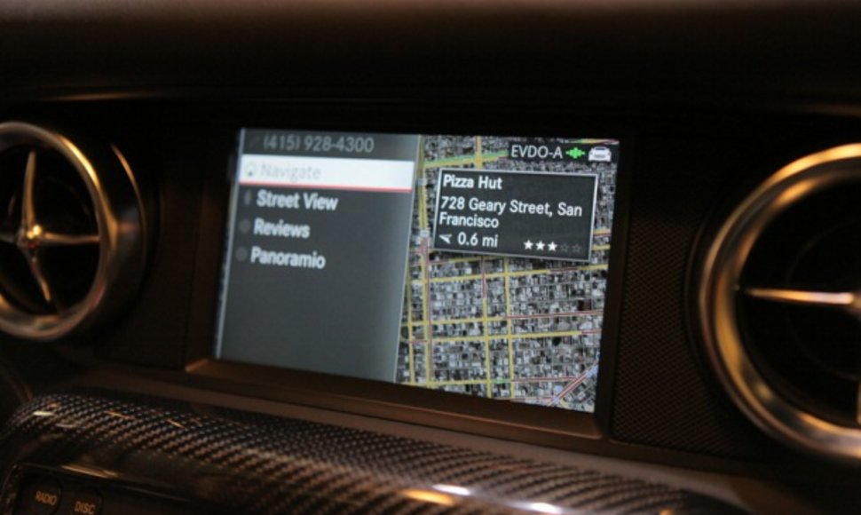 „Google Maps“ „Mercedes-Benz SLS AMG“ modelyje
