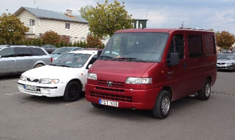 „Peugeot Boxer“ miktoautobusas, sustojęs prie geltonos linijos