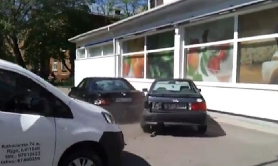 &bdquo;Mercedes-Benz&ldquo; daužo &bdquo;Audi&ldquo;