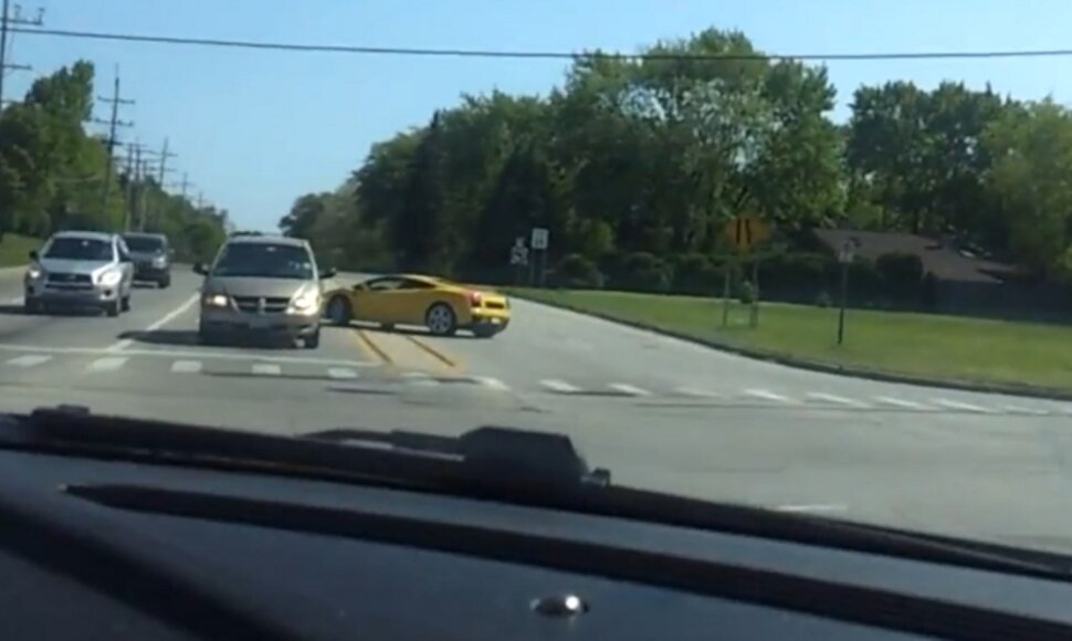 &bdquo;Lamborghini&ldquo; likus sekundei iki avarijos