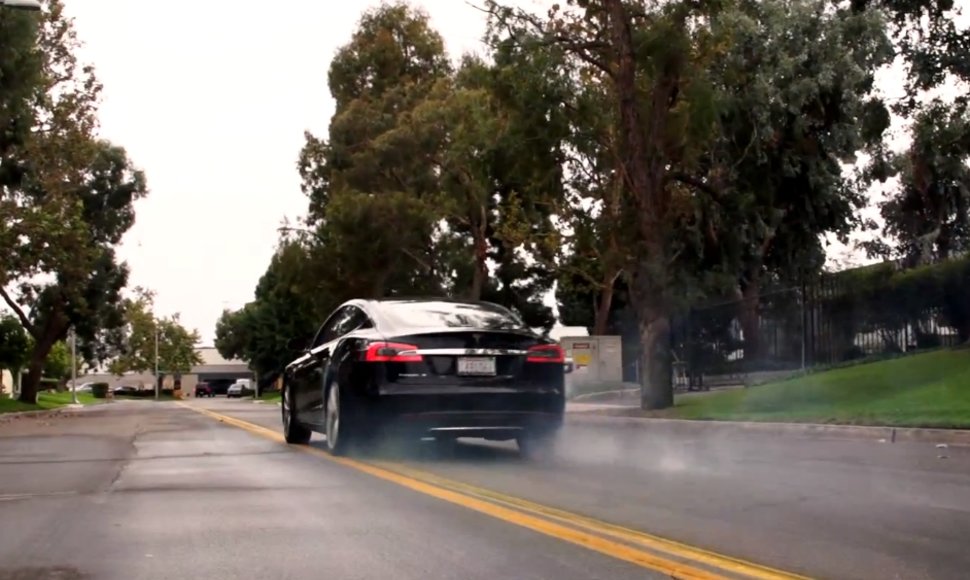 Jay Leno prie „Tesla Model S“ vairo