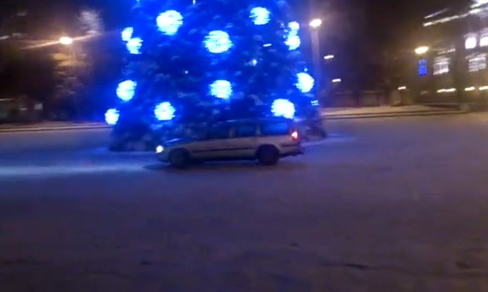 „Volvo“ čiuožinėja aplink Kalėdų eglę Katedros aikštėje