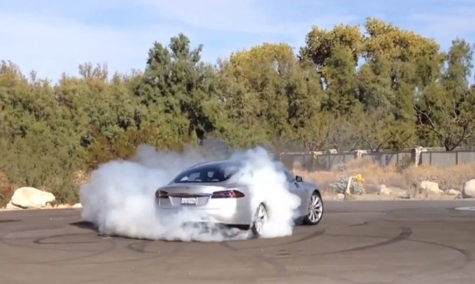 „Tesla Model S“ svilina ratus