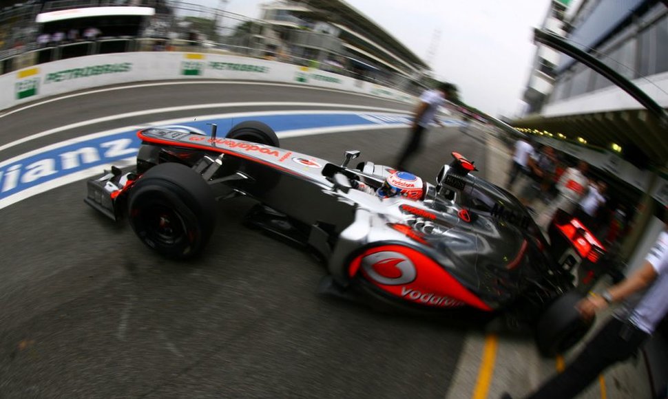 „McLaren“ bolidas techninio aptarnavimo zonoje