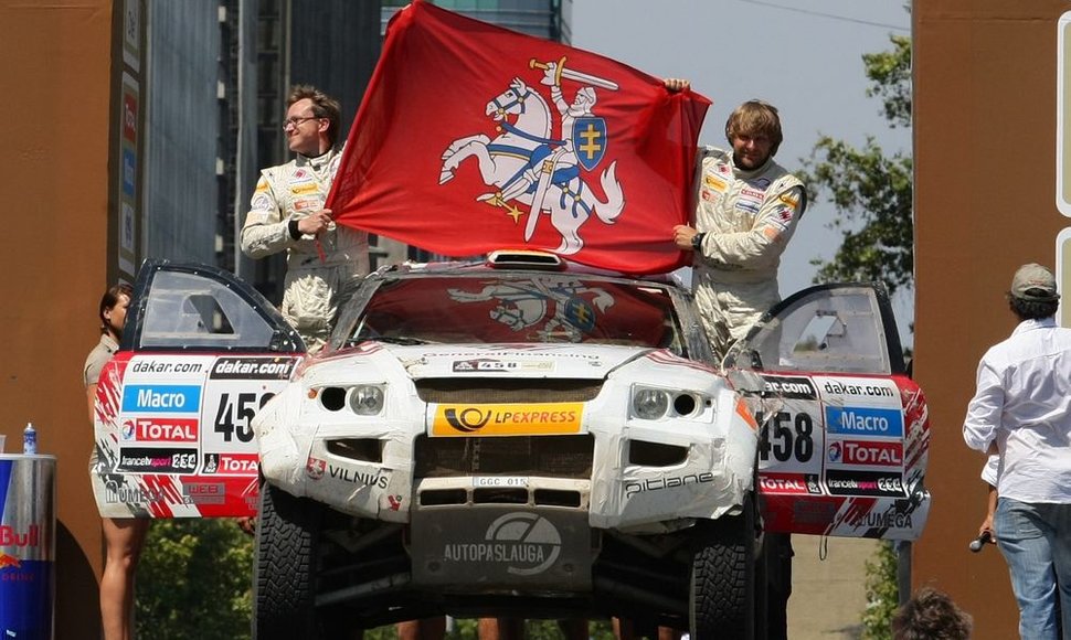 Benediktas Vanagas ir Saulius Jurgelėnas važiuoja Dakaro podiumu