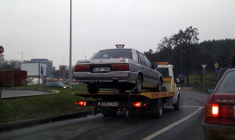 Autovežiu gabenamas nenaudojamas automobilis