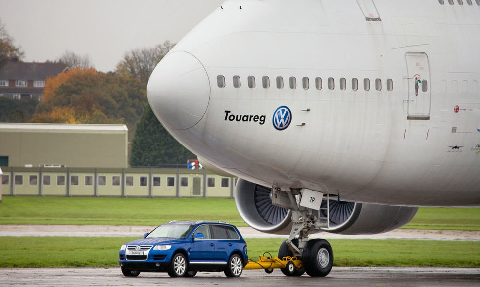 „Volkswagen Touareg“ tempa lėktuvą
