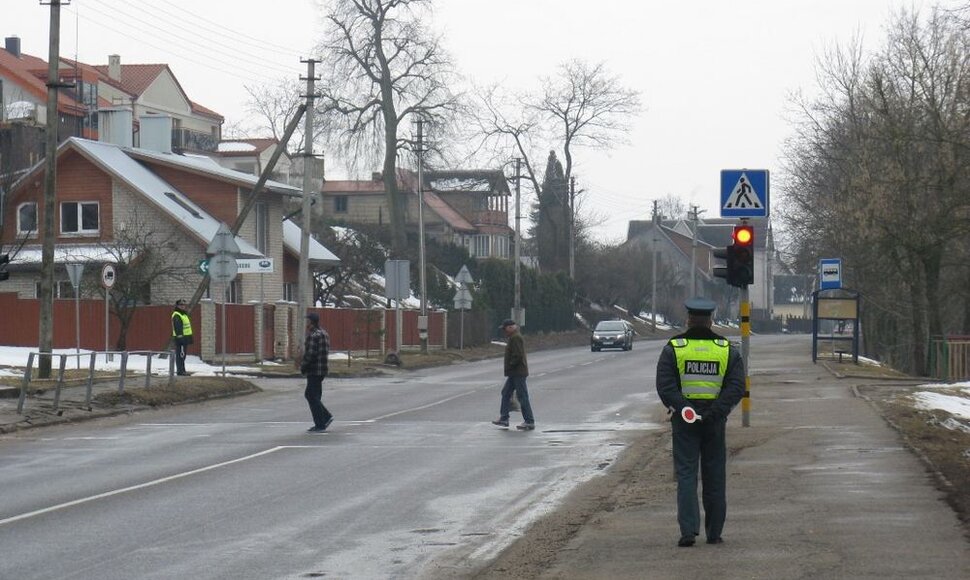 Policijos pareigūnai prie pėsčiųjų perėjos