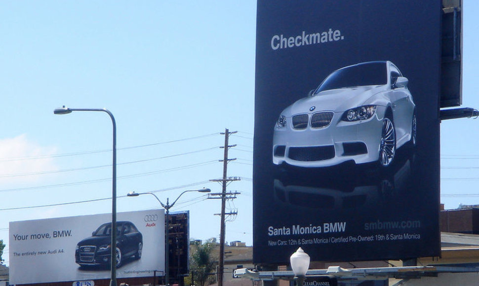 „Audi“ ir BMW reklaminiai stendai