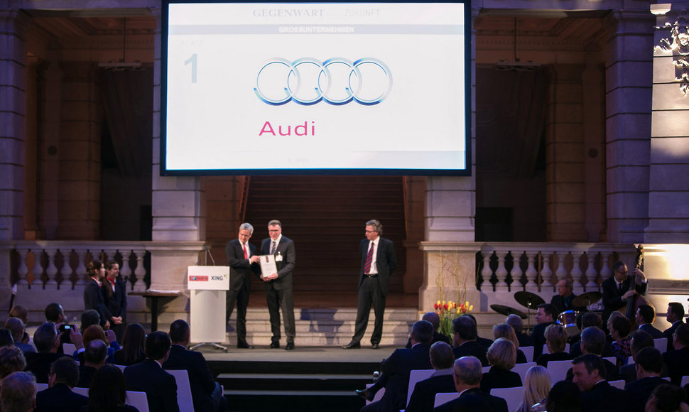 „Audi“ atstovams įteikiamas „Best Employer in 2014“ apdovanojimas