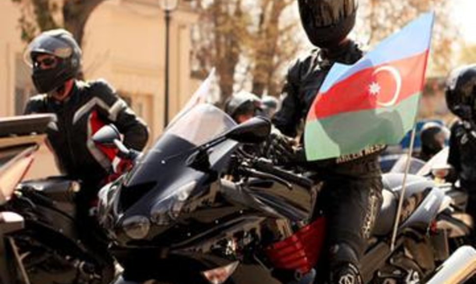 „Eurovizijos“ gerbėjai Azerbaidžane iš pagarbos konkursui surengė motociklų lenktynes