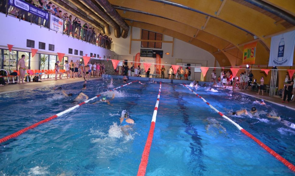 Varėnos baseine organizuojamos Lietuvos šeimų plaukimo varžybos
