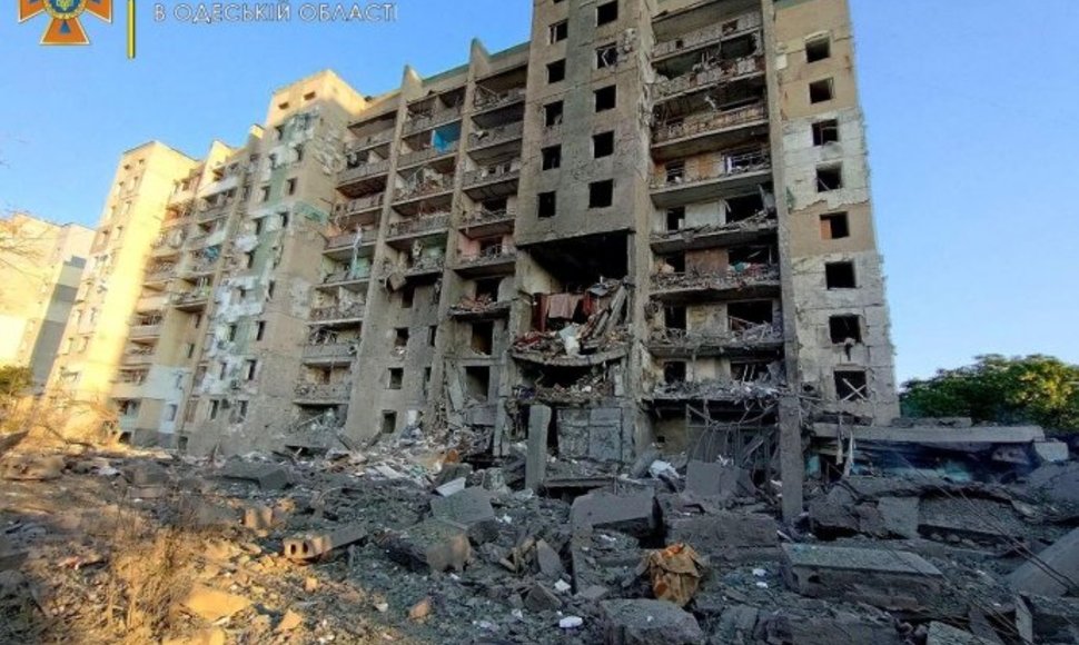 Daugiabučio griuvėsiai Odesos srityje po raketos smūgio