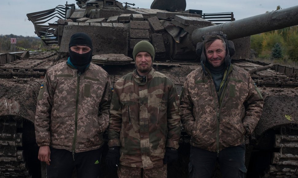 Prie Bachmuto žuvęs tanko ekipažas: Andrijus Melnykas (vairuotojas-mechanikas), Vitalijus Kobecas (ekipažo vadas) ir Serhijus Leontjevas (kulkosvaidininkas)