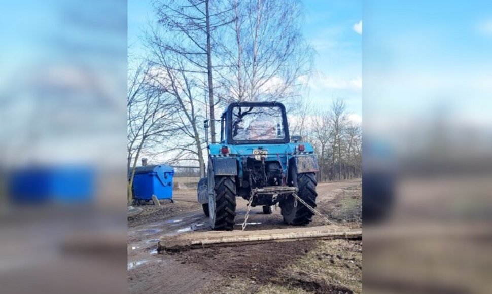 Šiemet kaimo gyventojas sėdo į savo senus laikus menantį traktorių ir pats greideriavo kelią, mat juo lengvieji automobiliai važiuoti nebegali.