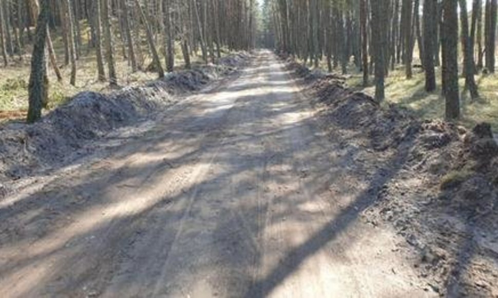 Dviračių taku šį pavasarį į Juodkrantę jau nebenuvažiuosi - vyksta intensyvūs statybos darbai, o keliauti dviračiu plentu, kur vyksta ir automobilių eismas, ryžtasi ne visi. 