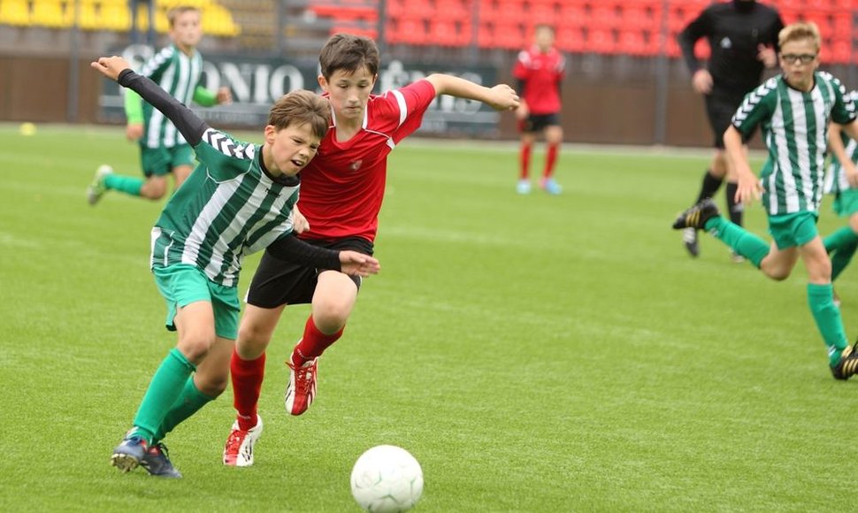 „Žalgiriečio“ akademijos jaunieji futbolininkai (žaliai balta apranga) kovojo iš visų jėgų.