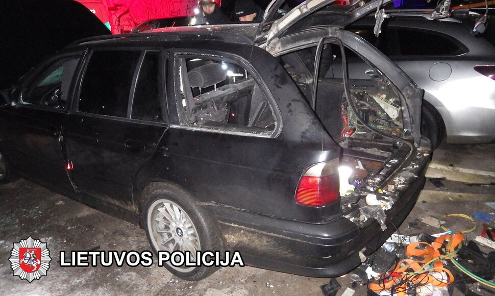 Naujojoje Vilnioje susprogdintas automobilis