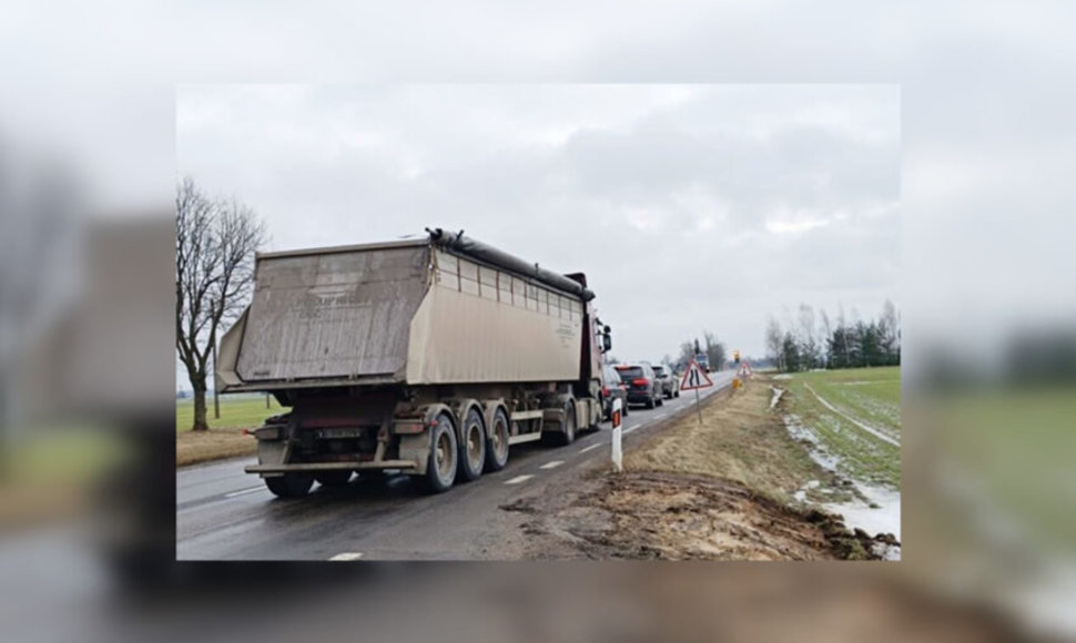 „Rinkos aikštę“ pasiekė vietos gyventojų informacija, kad ne visi vairuotojai kantriai laukia prie šviesoforų remontuojamoje kelio Jonava–Kėdainiai–Šeduva atkarpoje tarp Pelėdnagių ir Nociūnų.