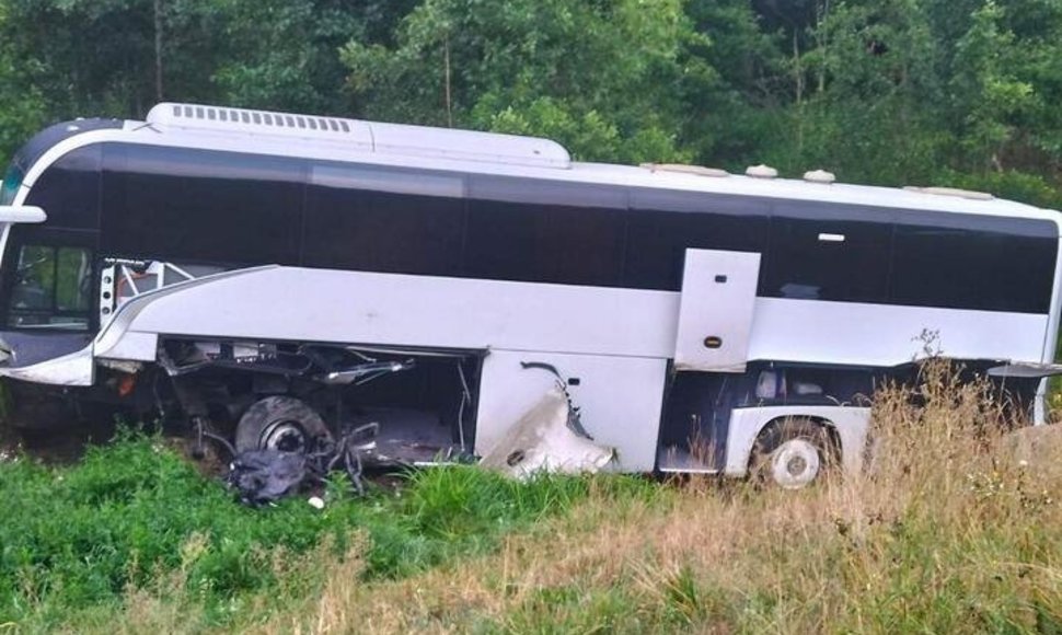 Avariją patyręs autobusas