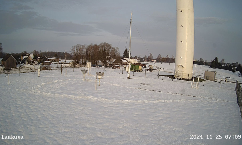 Laukuvos (Šilalės rajonas) meteorologijos stoties aikštelės vaizdas lapkričio 25 d. 9:10-9:20 val. ryte.